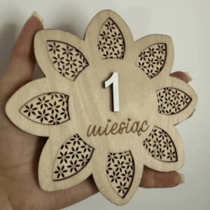 🌸👶 Drewniany Kwiatek z Wymiennymi Cyferkami 👶🌸