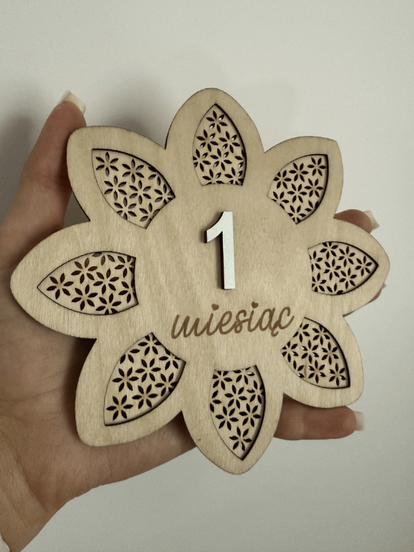 🌸👶 Drewniany Kwiatek z Wymiennymi Cyferkami 👶🌸